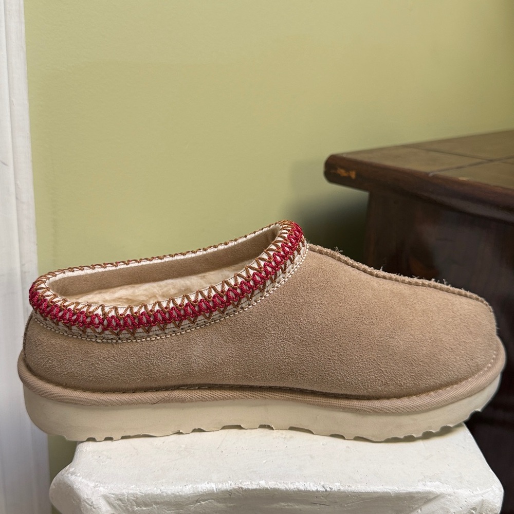 UGG TAZZ Beige Slippers with Red Accent - Picture 4 of 7
